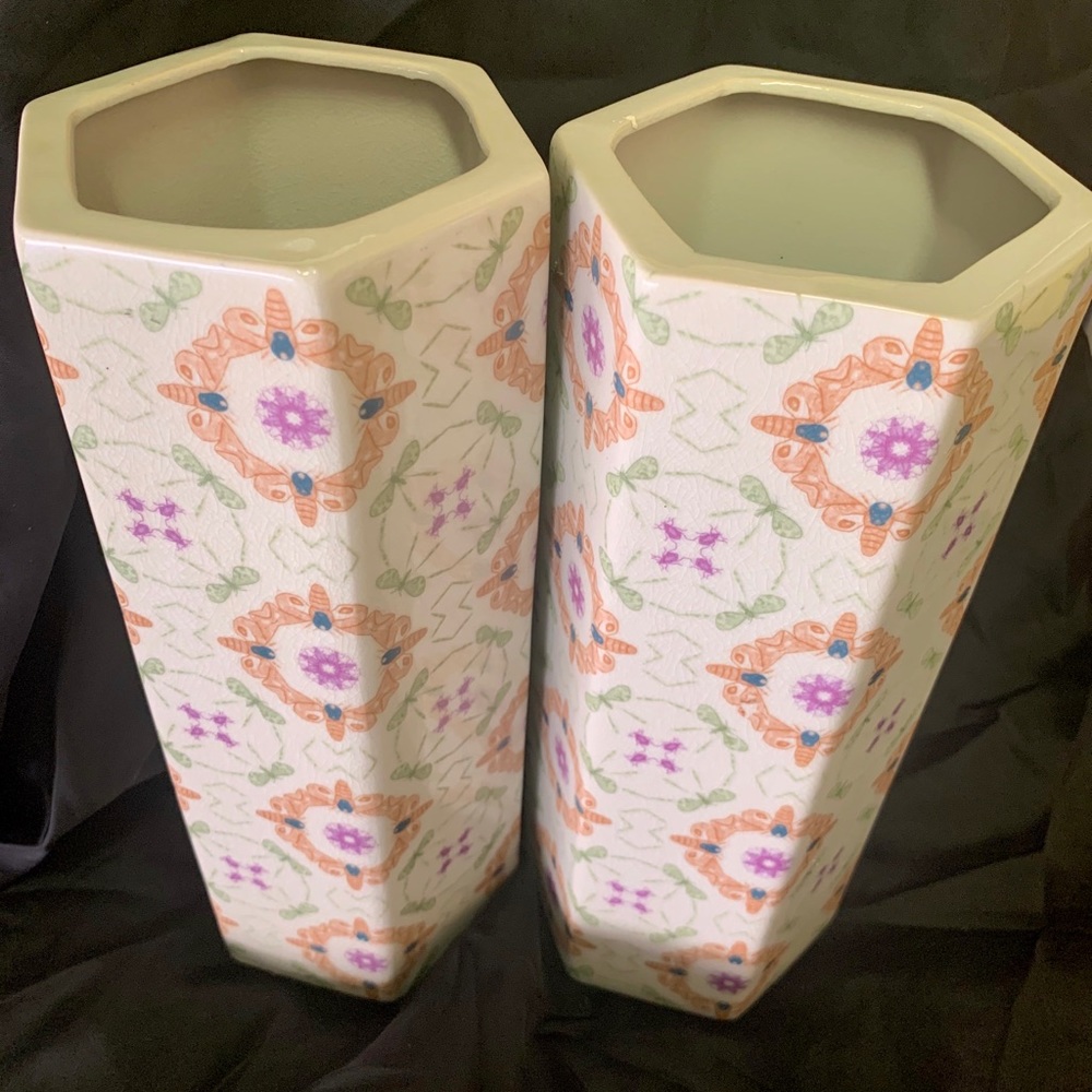Matching set of 2 ceramic Vaseś